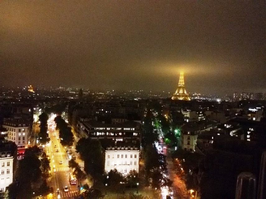 Eiffel Tower terlihat dari atas Arc de Triomphe