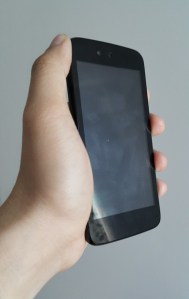 Bagian depan mudah sekali kotor dengan sidik jari