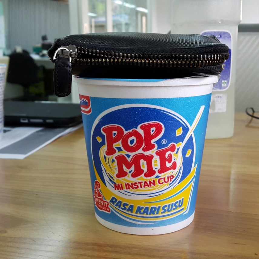 Dompet pria dengan bobot yang pas. Hindari tanggal tua atau tanggal muda