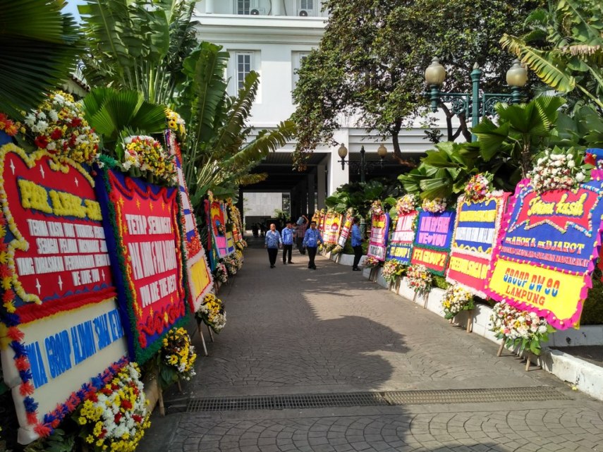 Karangan bunga untuk Ahok-Djarot di Balai Kota a_ MTVN-Nur Azizah